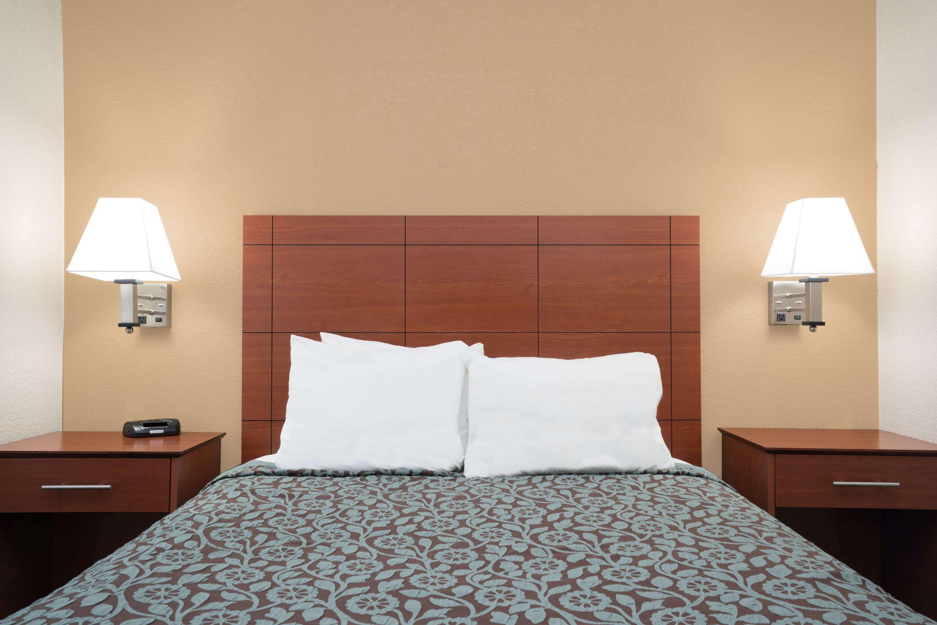 Days Inn By Wyndham Mankato Bagian luar foto