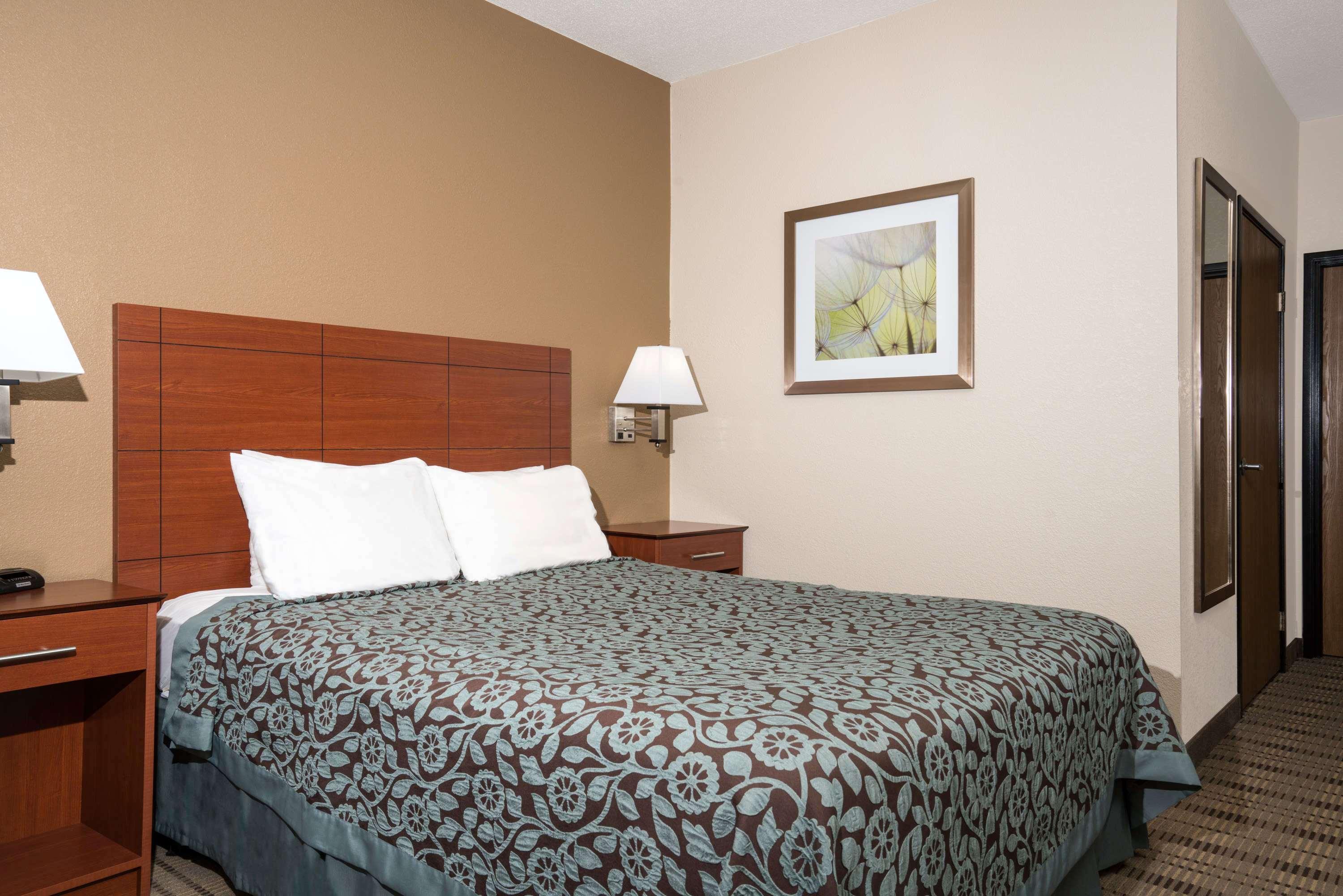 Days Inn By Wyndham Mankato Bagian luar foto