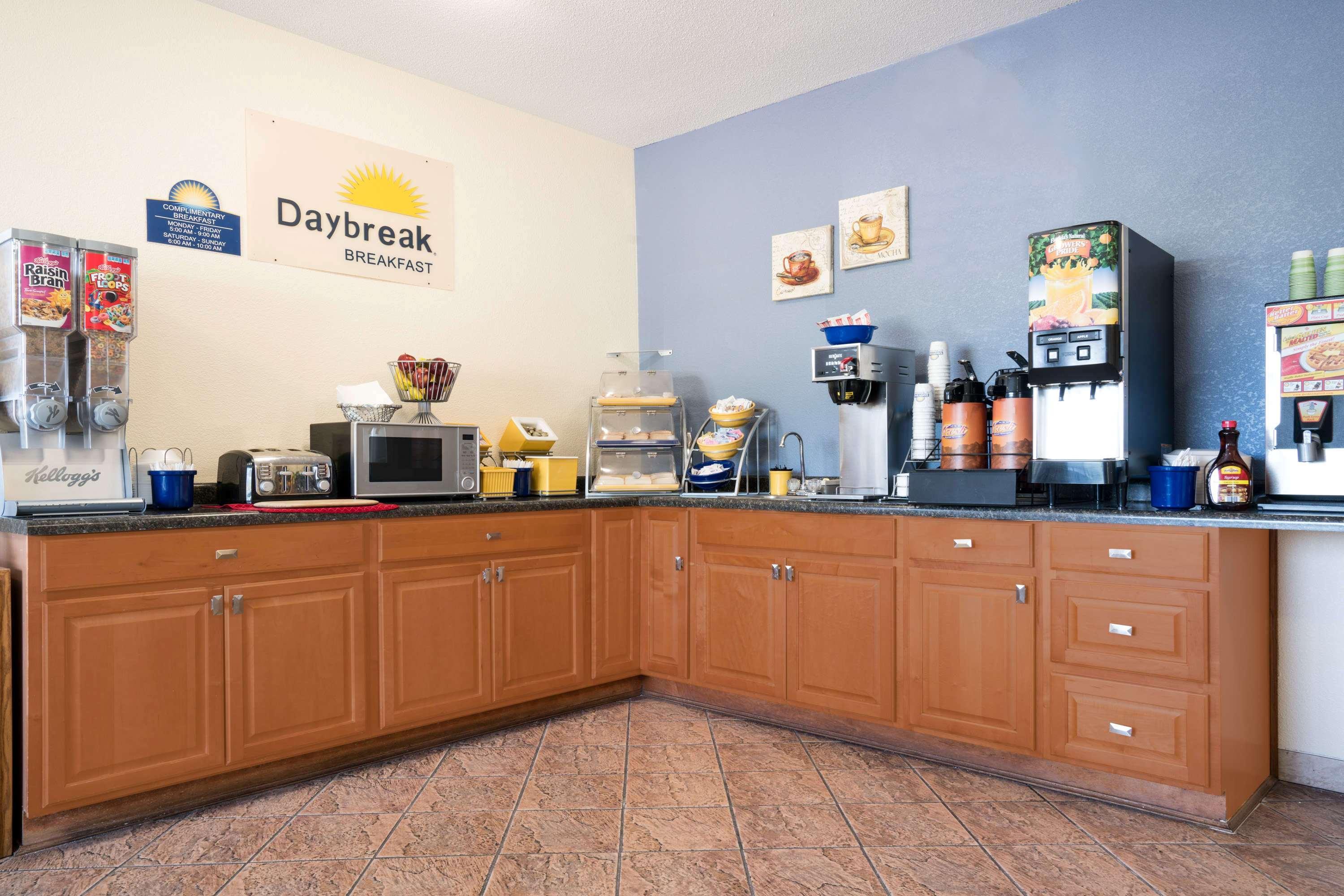 Days Inn By Wyndham Mankato Bagian luar foto