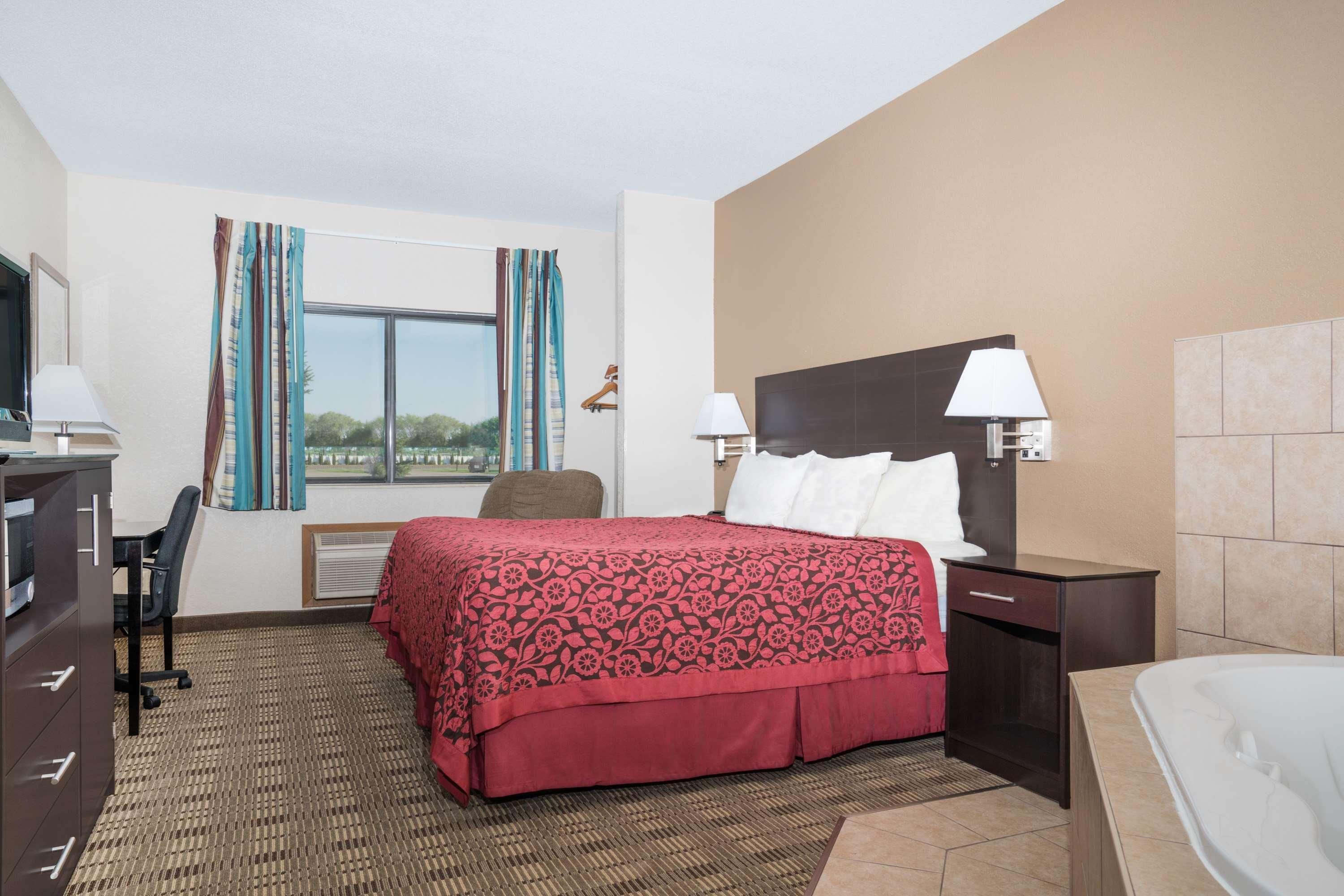 Days Inn By Wyndham Mankato Bagian luar foto