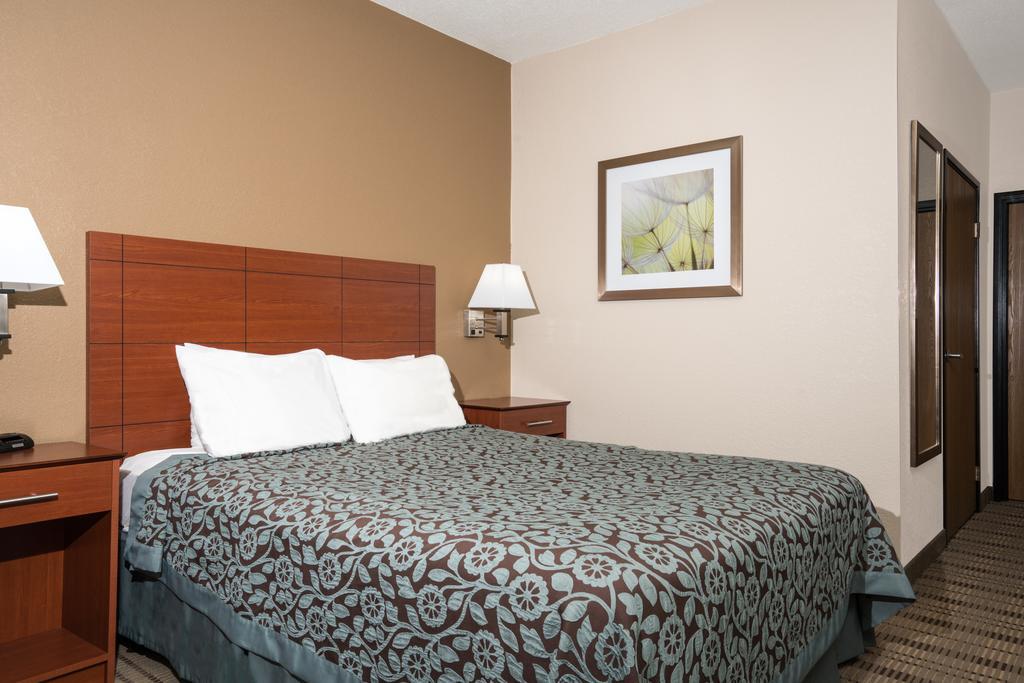 Days Inn By Wyndham Mankato Bagian luar foto